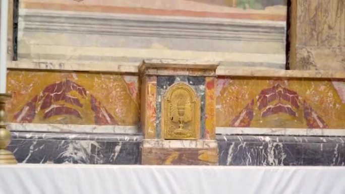 意大利罗马教堂墙上的金色骨灰盒