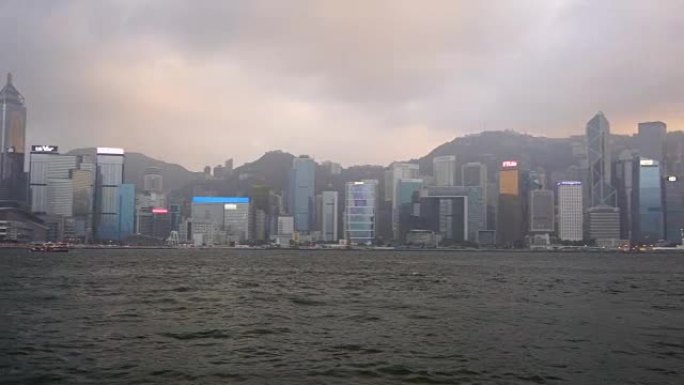 维多利亚港对面的香港城市天际线全景。
