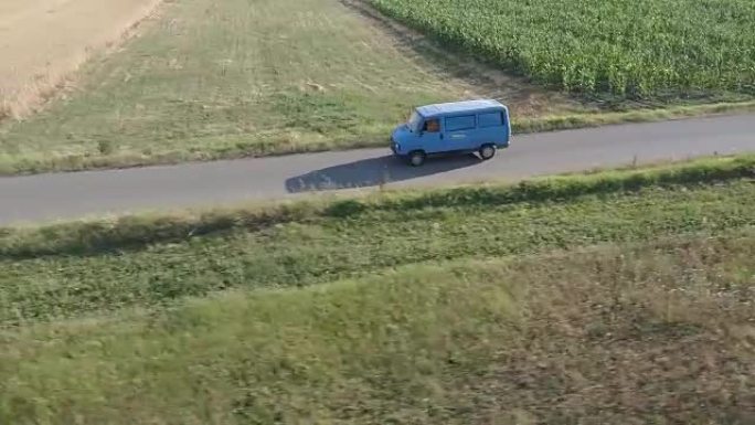 夏季乡村公路上的卡车