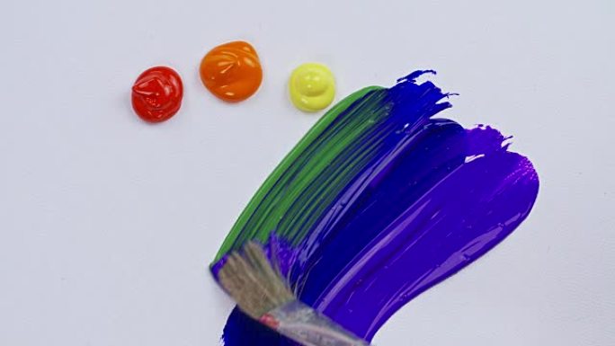 用铅笔在画布上的彩虹画