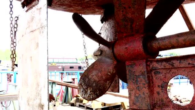 在莫斯科港口的造船厂，螺旋桨陈旧生锈的金属。