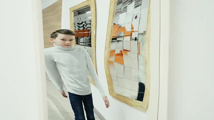 男孩在玩扭曲的镜子。