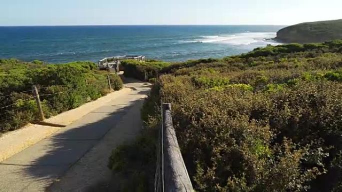 贝尔海滩 (Bells beach) 在夏天在澳大利亚维多利亚州的日落时分望