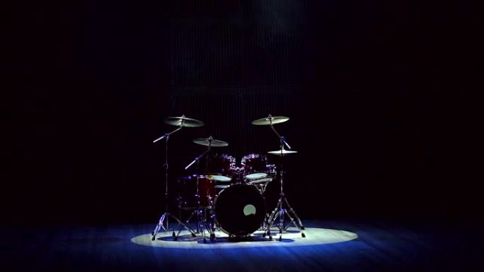 舞台上黑色背景的鼓。