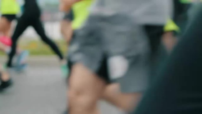 马拉松运动员的腿关闭，模糊