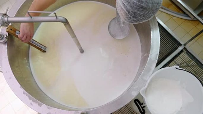 在大锅中混合牛奶-奶酪生产-日记奶酪工厂