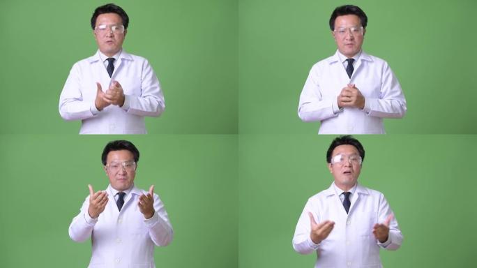 戴防护眼镜的日本成熟男子医生