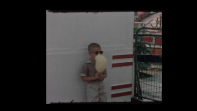 1957小男孩在狂欢节上吃棉花糖