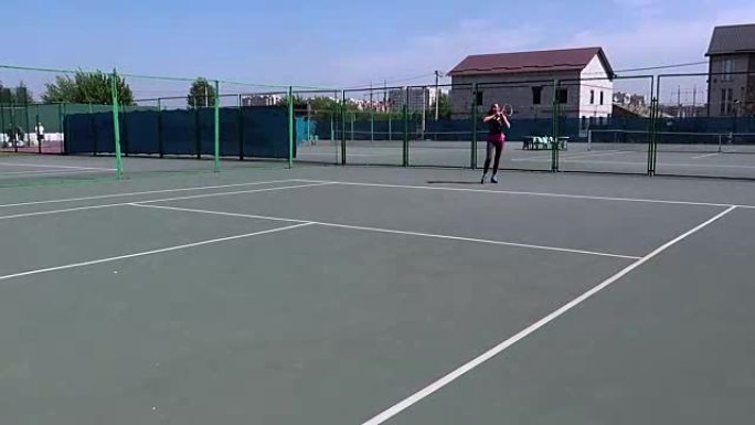 打网球的年轻女子