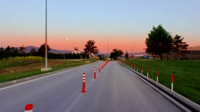 日出时在沥青上有许多交通锥标志的道路建设工作信号，电影拍摄