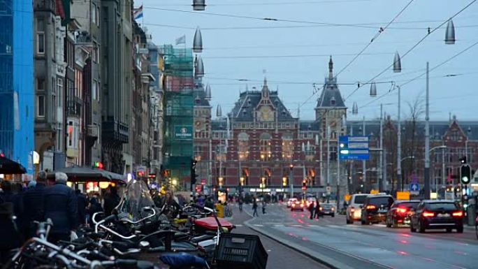 阿姆斯特丹中央火车站前的有轨电车和旅客