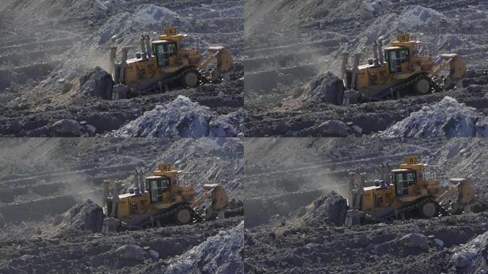 推土机在煤矿移动土堆