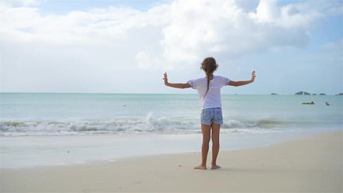 加勒比海岛上海滩上可爱的小女孩