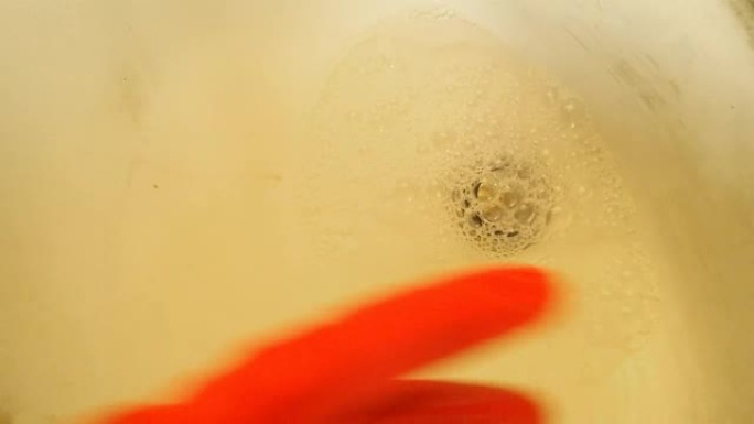 用化学液体清洁脏盆