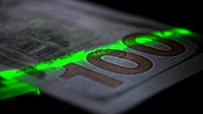 用紫外线扫描钞票时，一束绿色光束会移动