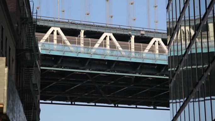 纽约市建筑物之间的曼哈顿大桥