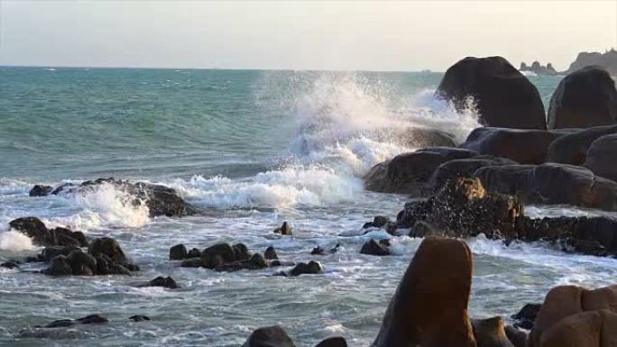 4k慢动作电影，在越南平顺省Tuy Phong的Co Thach海滩的奇异岩石和苔藓上，水溅到岩石上