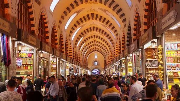 许多人在土耳其伊斯坦布尔的Spice Bazaar购物