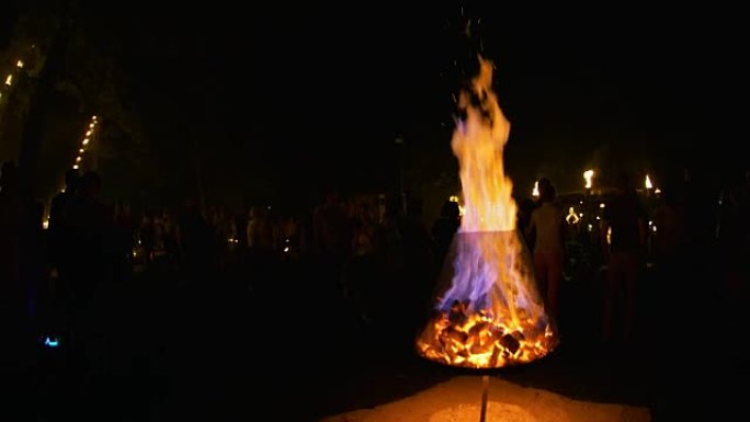 在与潘一起拍摄的夜夜大火中展示的大火篝火