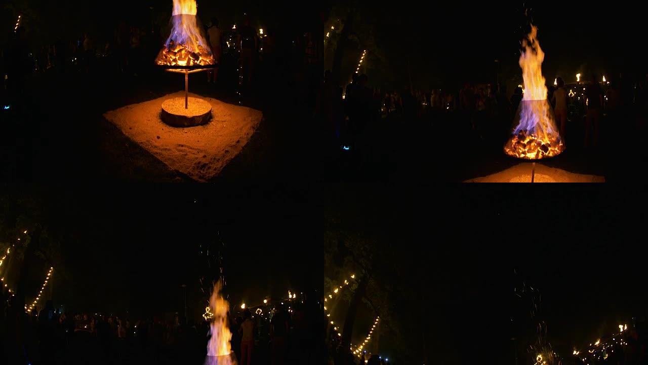 在与潘一起拍摄的夜夜大火中展示的大火篝火