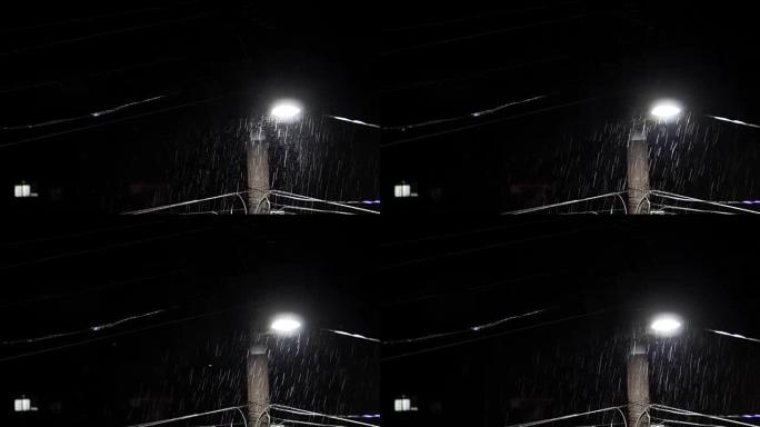 夜间大雨，电柱灯。逼真的雨滴，带雷光打击，背景循环，包括声音