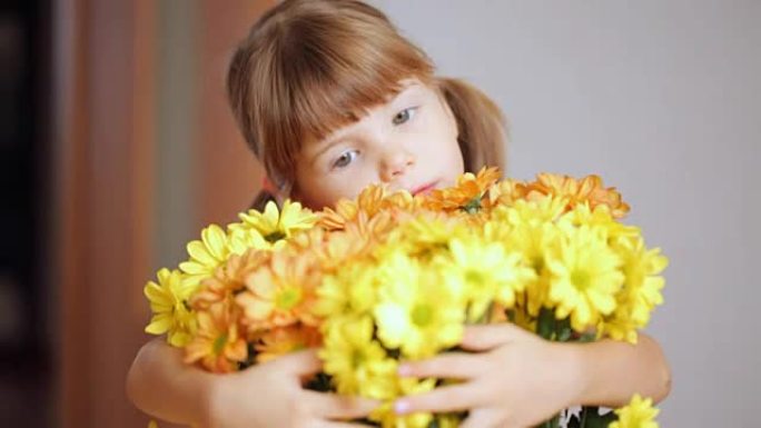 小女孩拥抱一束黄色的花