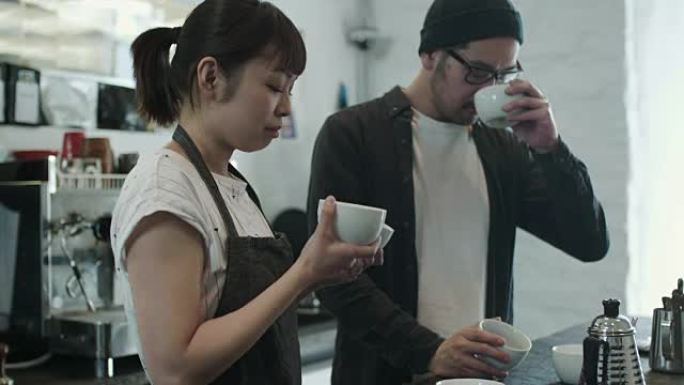 两名日本咖啡师测试不同的烘培咖啡