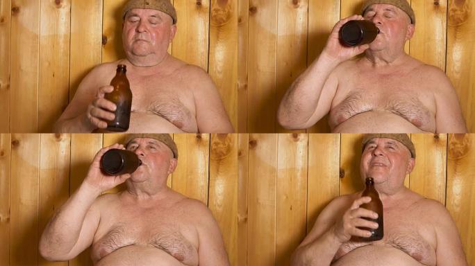 一个男人在桑拿房里喝啤酒。
