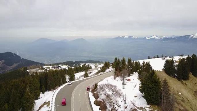 德国阿尔卑斯山鹰巢附近的雪山顶上的空中飞行