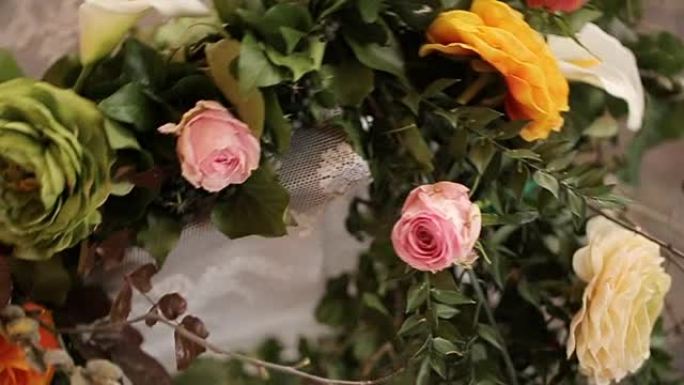 婚礼桌上的玫瑰花束