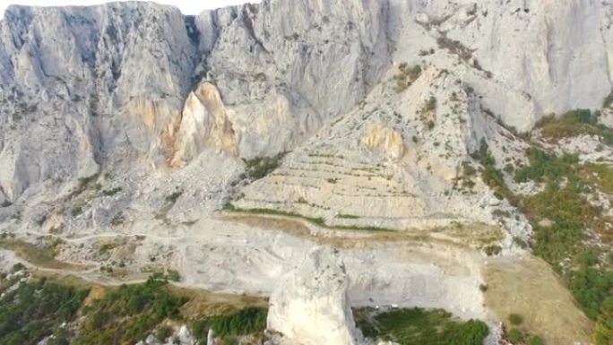 空中: 带有花岗岩采石场的山地景观