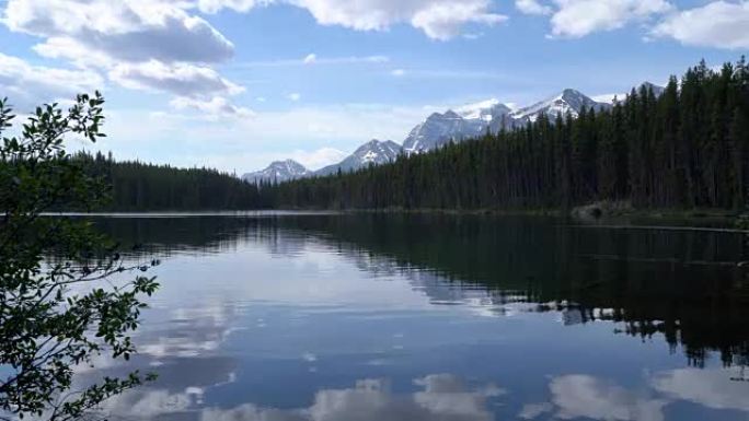 加拿大赫伯特湖壮观的山湖景观的时间流逝