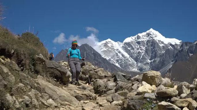 喜马拉雅山的女孩游客