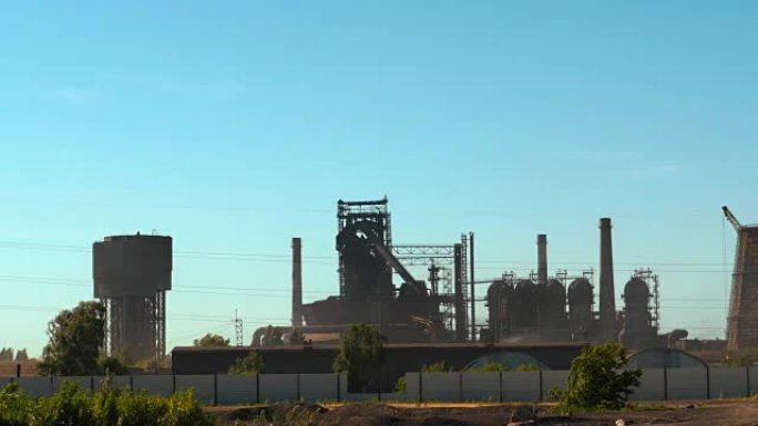 蓝天背景下的重工业工厂或工厂，工业区背景