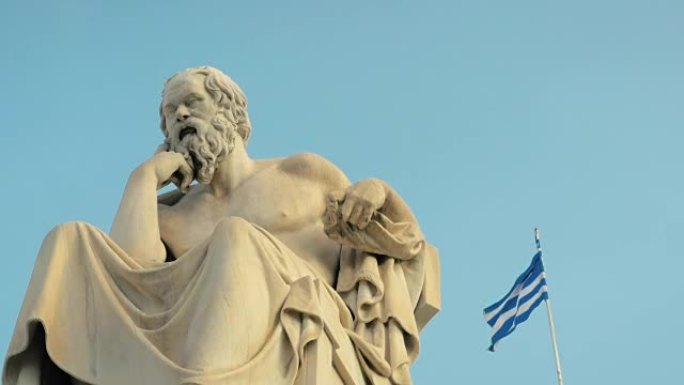 慢动作: 希腊最伟大的哲学家苏格拉底在希腊国旗的背景下反思生命的意义。