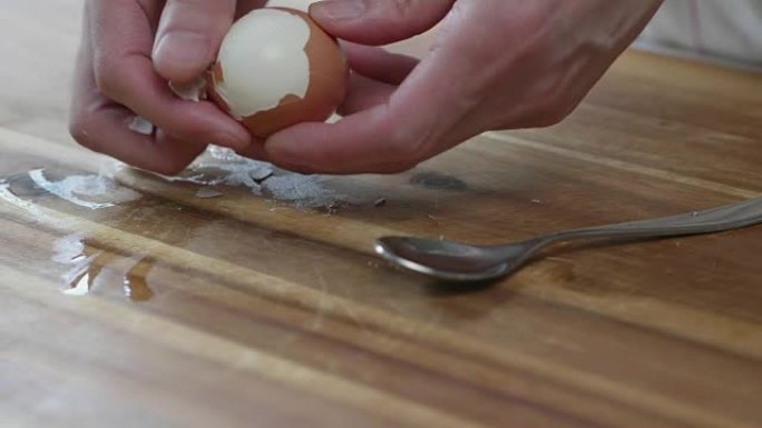 手剥煮鸡蛋