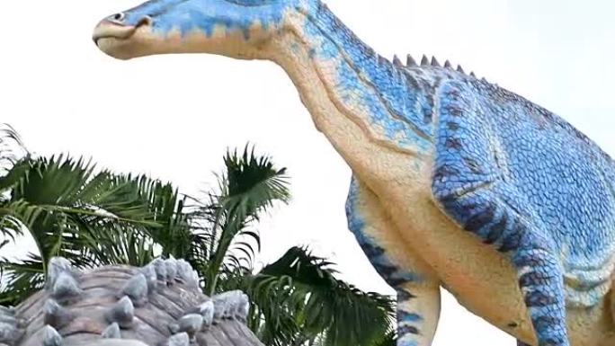 真正的恐龙物种的雕像在公园里，向公众展示，孩子们可以在这个地方学习。