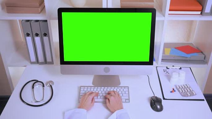 护士在笔记本电脑上输入数据