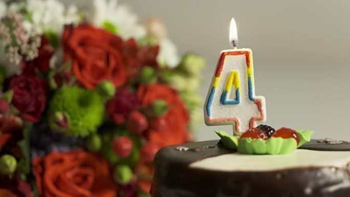 4号燃烧蜡烛混合插花和生日蛋糕