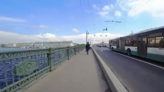 从瓦西里耶夫斯基岛的吐口水穿过宫殿桥。俄罗斯圣彼得堡。运动中的时间流逝。