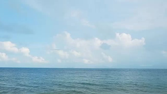 海景，海景。美丽的蓝海，多云的天空在清新的日子里，海浪冲击着沙滩海岸的声音。