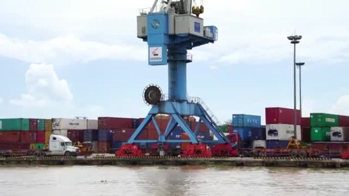 亚洲香港港口集装箱码头的半挂卡车
