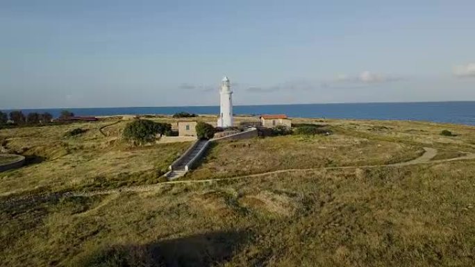 4k鸟瞰图。无人机射击。地中海景观。塞浦路斯。海岸上的灯塔。清晨。低海拔的锋面跨度到海边。