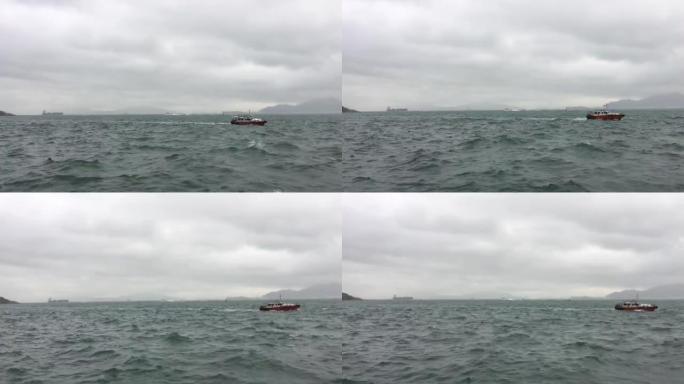 香港坚尼地城波涛汹涌的海面上的船只
