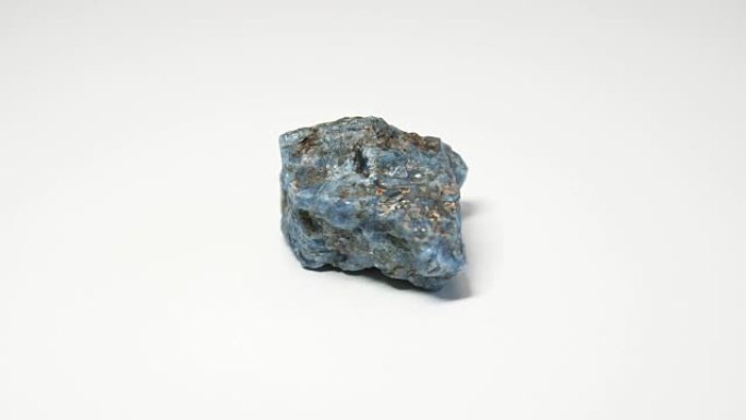 蓝色磷灰石在白色背景上旋转