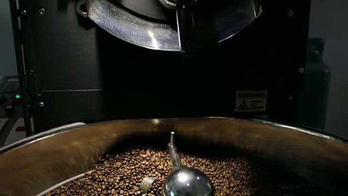 操作咖啡豆焙烧机的人