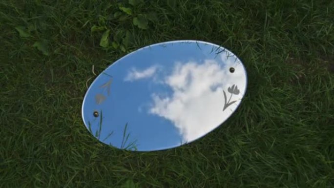 自然背景下镜子中天空的时间流逝
