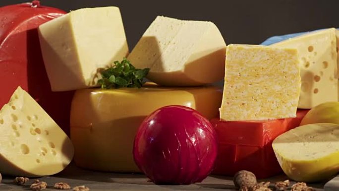 奶酪品种。木桌上不同类型的奶酪