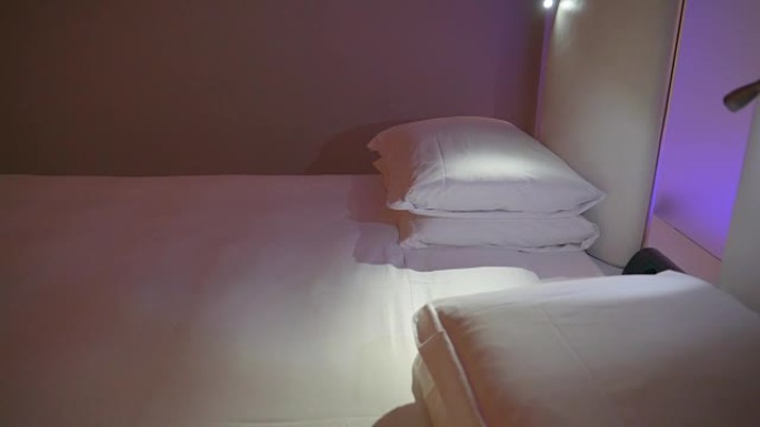 酒店房间内的白色干净床单
