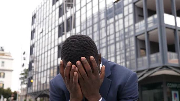 商业破产，解雇。悲伤沮丧的年轻非洲商人